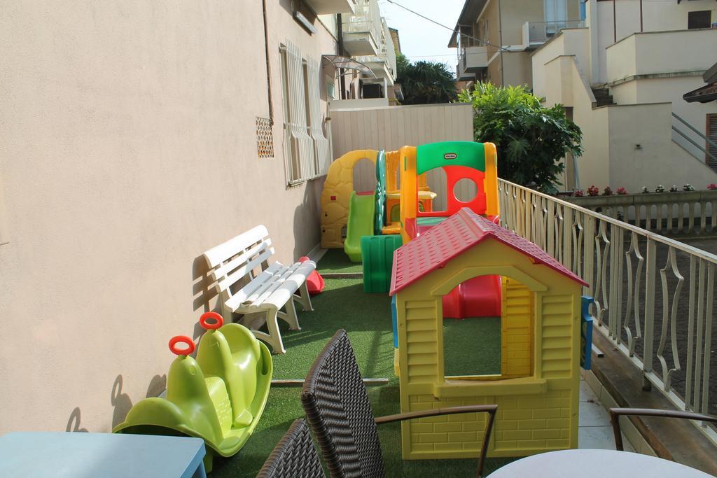 Hotel Sant'Elena Римини Экстерьер фото