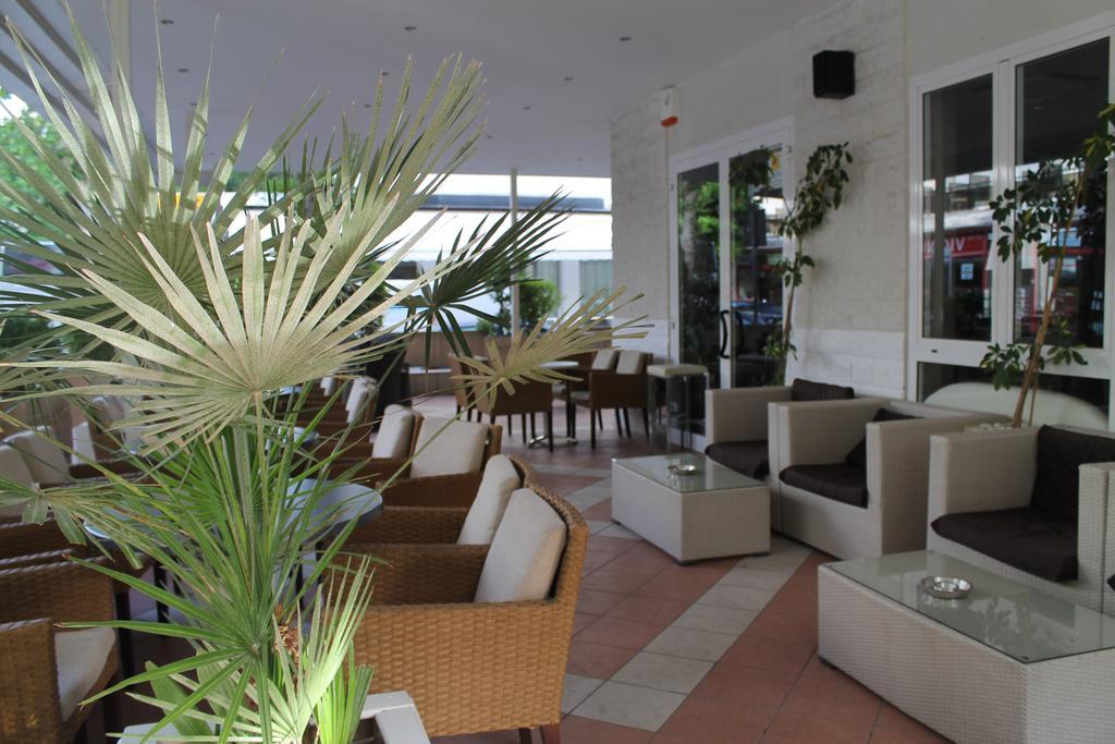 Hotel Sant'Elena Римини Экстерьер фото